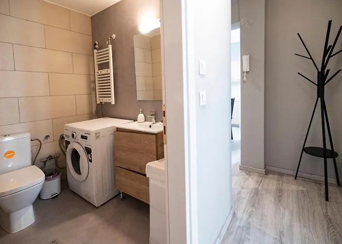 Delmare Mqueen * Salonic